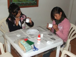 Rosa and Nelli making snowmen